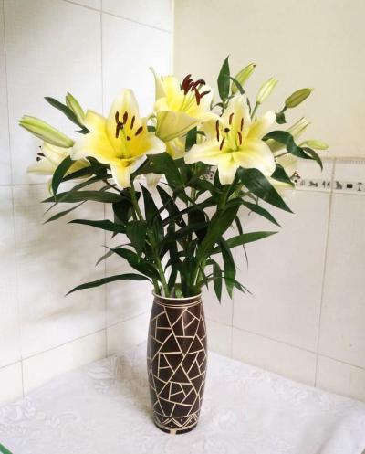 Bí quyết cắm hoa giữ cho bình hoa ly tươi lâu