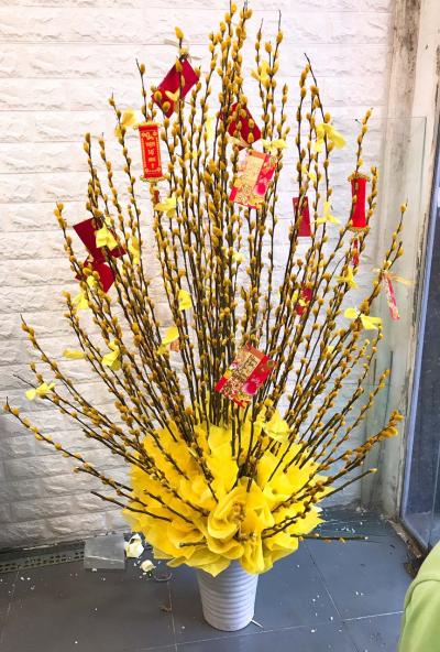 Bình hoa nụ tầm xuân chưng tết