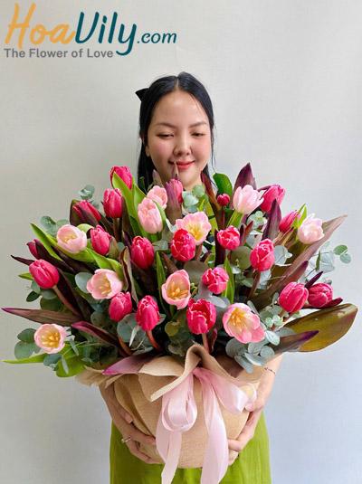 Bình hoa tulip hồng - Khoảnh khắc ngọt ngào