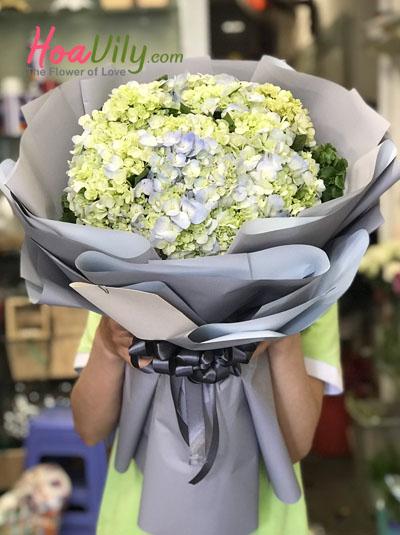 Bó hoa cẩm tú cầu - cô bé đáng yêu