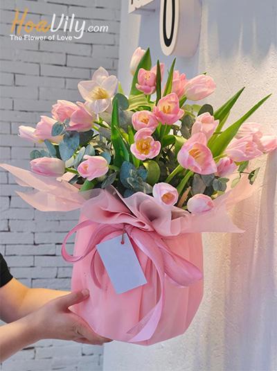 Bó hoa tulip hồng - Mối tình đầu
