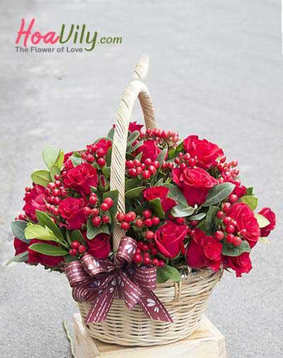 Giỏ hoa hồng đỏ chuỗi ngọc