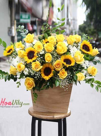 Hộp hoa chúc mừng tone vàng thịnh vượng