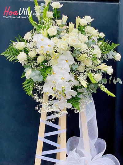 Kệ hoa chia buồn - Xa cách