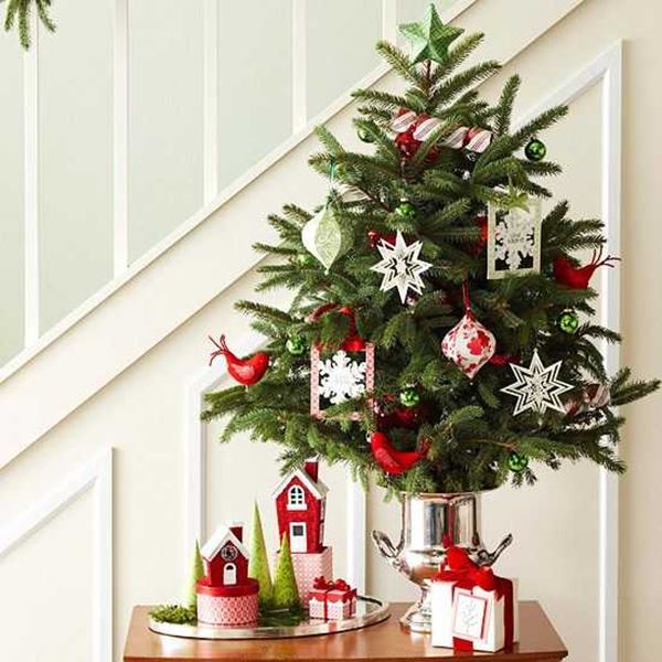 cây noel mini được trang trí ở phòng khách