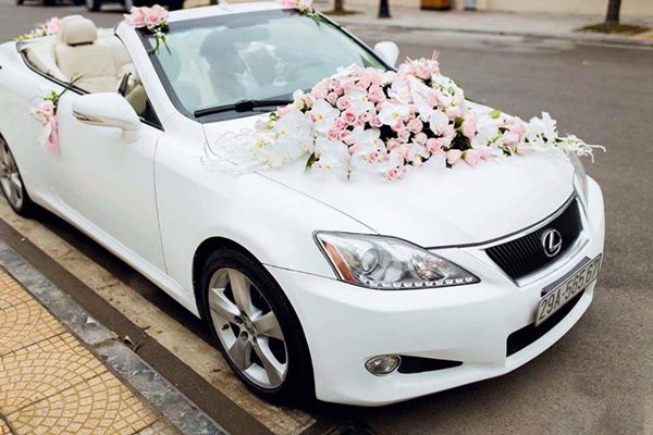 Hoa hồng dễ dàng kết hợp với các loại hoa khác, để tạo nên mẫu xe cưới