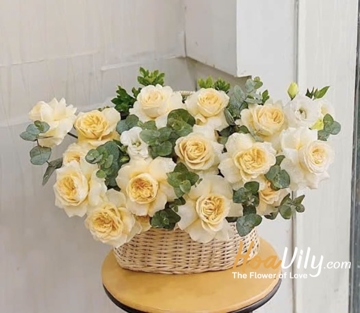 Giỏ hoa 8/3 sắc vàng tinh tế