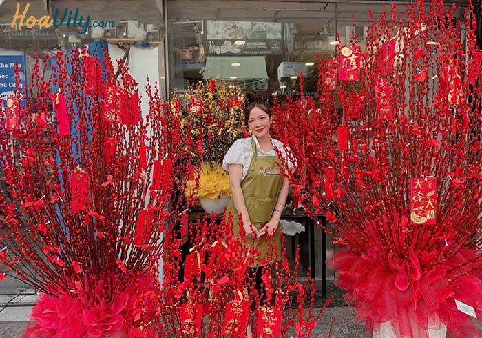 Bình hoa đào đẹp để bàn thờ gia tiên ngày Tết, tượng trưng cho mùa xuân và tài lộc