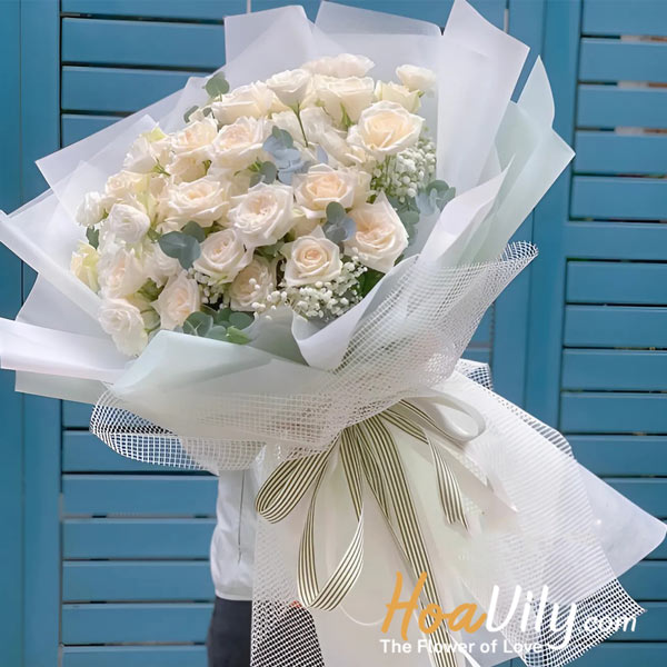 mua hoa hồng trắng tặng bạn gái ở cửa hàng hoavily
