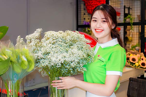 nhân viên tại shop hoa Ngãi Giao Châu Đức