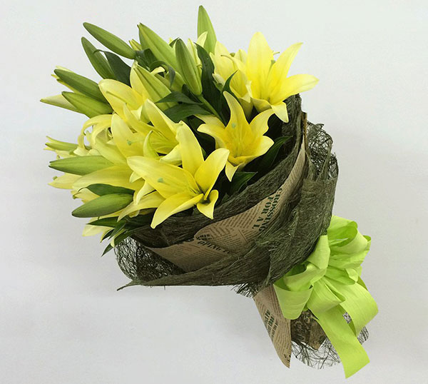 Bó hoa ly tặng tốt nghiệp bạn nam