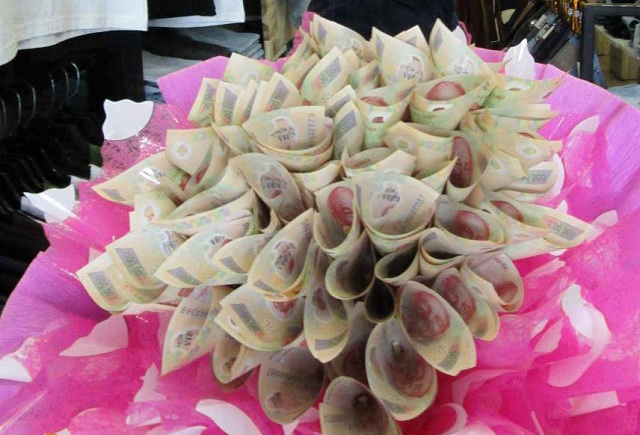 bó hoa bằng tiền không chỉ đẹp mà còn rất thực tế