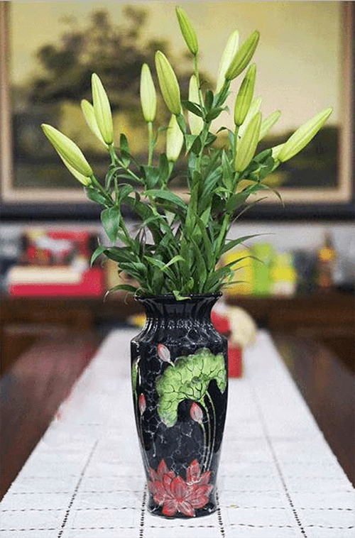 Chưng hoa ly đơn giản ở bàn thờ