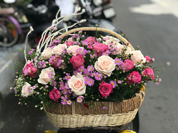 Cắm giỏ hoa hồng 20/11