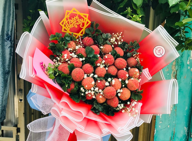 Bó hoa vải thiều - Món quà bất ngờ