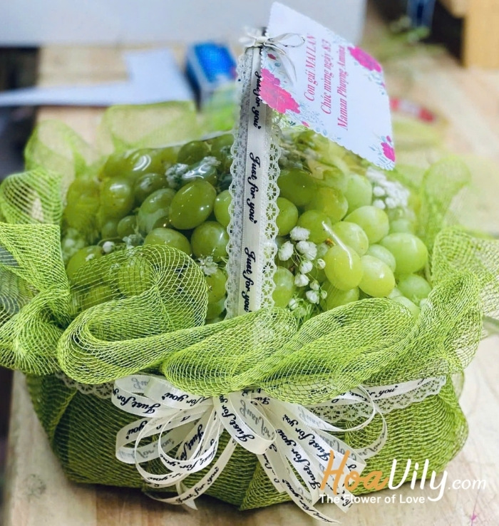 - Nho xanh Mỹ nhập khẩu: 100% trái cây tươi mới  - Giỏ quà cao cấp, lót chống sốc  - Phụ kiện trang trí