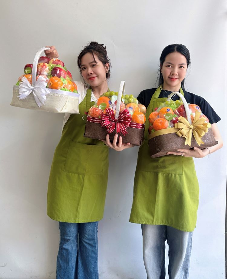 Nhân viên tại cửa hàng giỏ trái cây gần đây nhất
