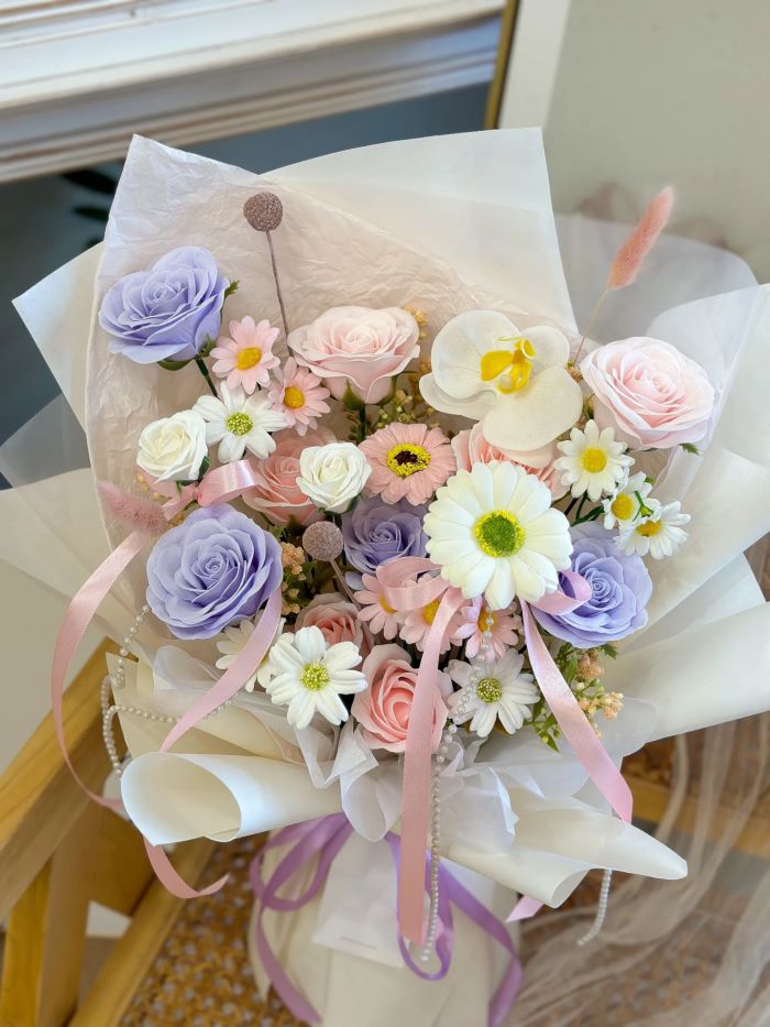 Bó hoa sáp màu pastel mừng tốt nghiệp đại học