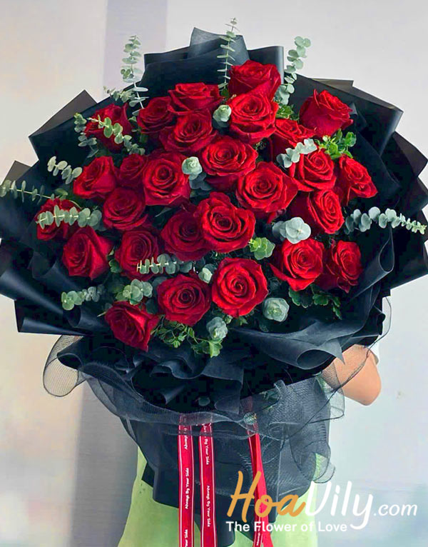 Bó hoa hồng đỏ tươi rực rỡ mừng tốt nghiệp