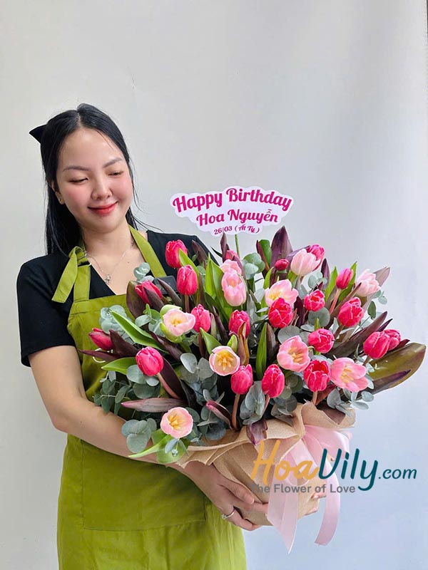 Bình hoa tulip hồng - Khoảnh khắc ngọt ngào