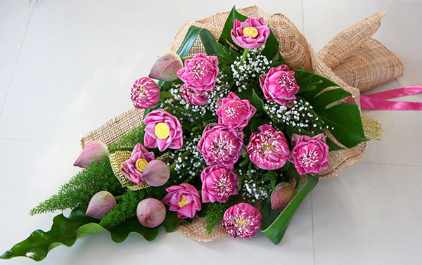 Hoa sen bó dài tươi đẹp độc đáo dành tặng người thân