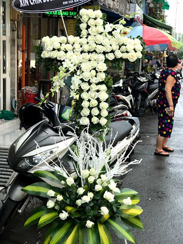 Hoa chia buồn bằng hoa hồng trắng
