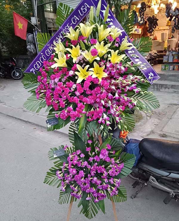 Kệ hoa chia buồn màu tím kết hợp màu vàng