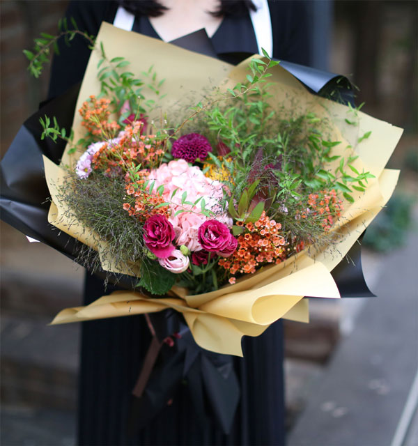 Chọn hoa tặng đại biểu