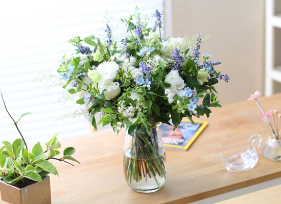 Hoa để bàn kết hợp hài hòa giữa hoa lily và hoa lan Sự kết hợp hài hòa giữa hoa lily và hoa lan
