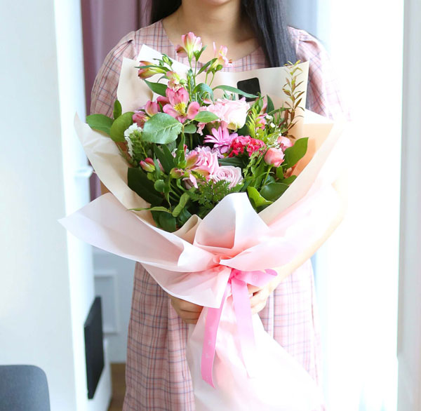 Mua hoa tặng đại biểu