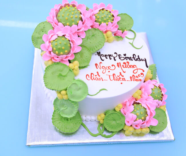 Bánh kem hoa sen dành tặng ông bà, cha mẹ