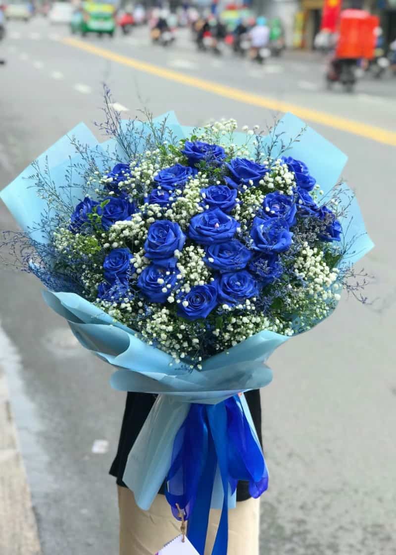 Tặng bạn gái bó hoa hồng xanh đại diện cho tình yêu vĩnh cửu