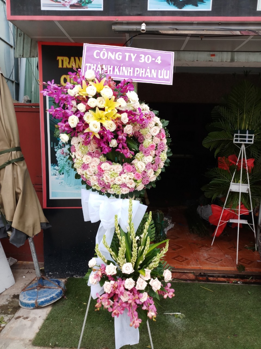 kệ hoa chia buồn màu hồng