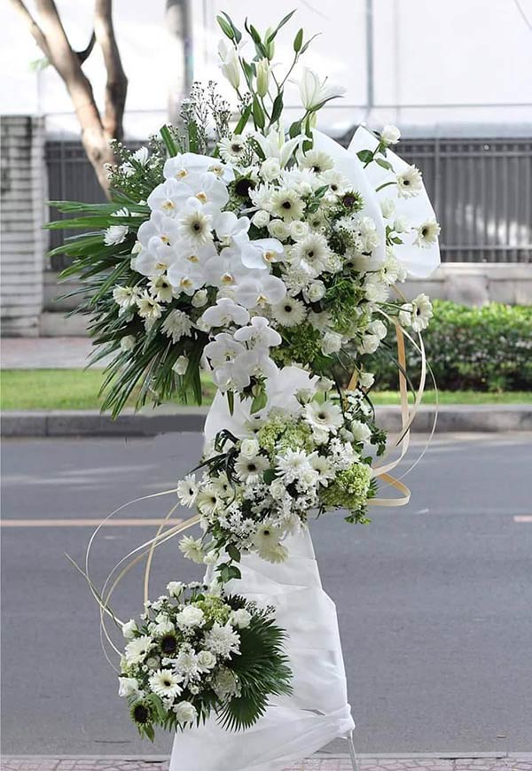 Lẵng hoa chia buồn màu trắng đẹp