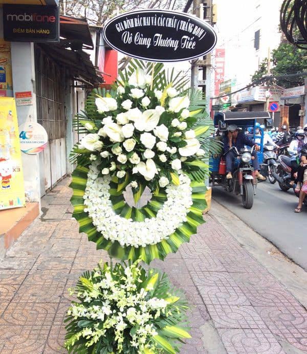 Lời nhắn ý nghĩa trên vòng hoa chia buồn