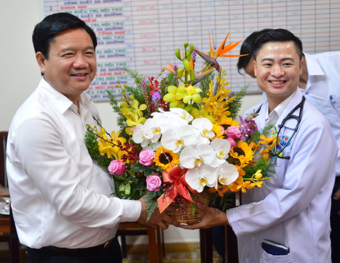 Vì sao phải tặng hoa tri ân các bác sĩ nhân ngày 27-02
